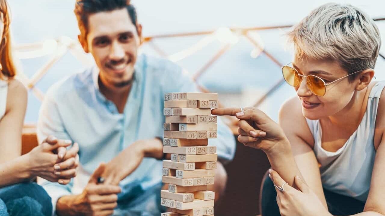 The company of young people playing jenga